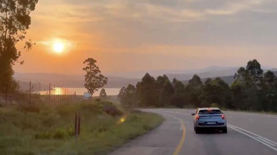 Ford Explorer wereldrecord EV rond de wereld rijdend schuin achter zonsondergang