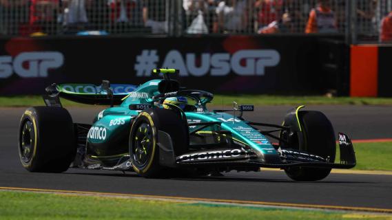 Fernando Alonso rijdend schuin voor Australië 2024