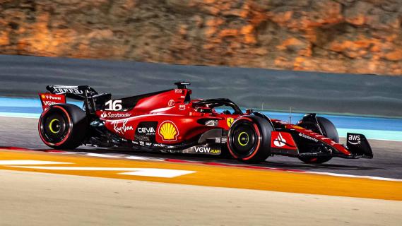Leclerc donker rijdend zijkant Bahrein 2024