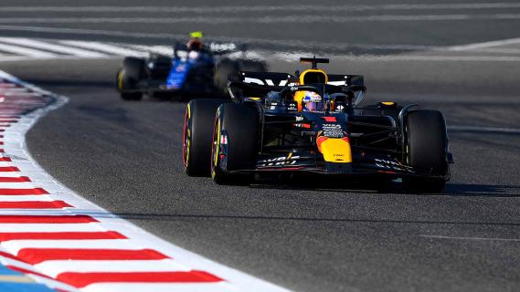Verstappen en een Williams Bahrein 2024 achterkant overdag