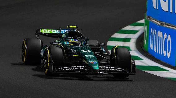 GP van Saoedi-Arabië 2024 Alonso rijdend schuin voor