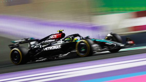 GP van Saoedi-Arabië 2024 Hamilton rijdend zijkant blur