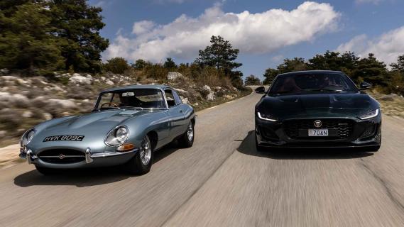 Jaguar F-Type en Jaguar E-Type rijdend voorkant
