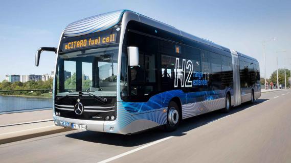 Mercedes stadsbus waterstof rijdend schuin voor