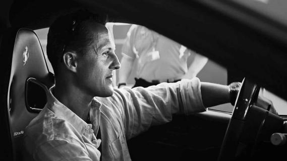 Michael Schumacher achter het stuur van een straat-Ferrari zijkant zwart wit beeld