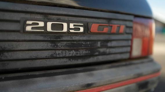 Peugeot 205 GTI rijdend badge