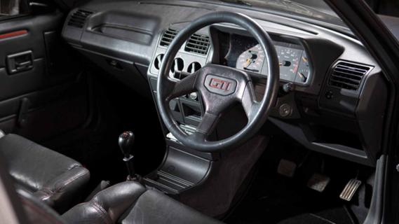 Peugeot 205 GTI interieur