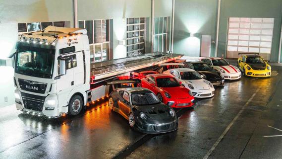 Porsche 911-collectie te koop met vrachtwagen en trailer 911 collectie met vrachtwagen schuin voor