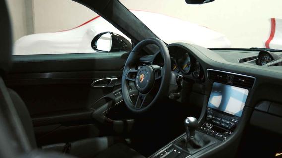 Porsche 911-collectie te koop met vrachtwagen en trailer 911 GT3 Touring interieur