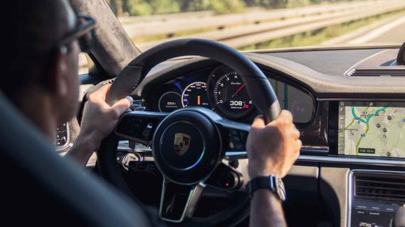 Porsche Panamera autobahn 308 km/u dashboard teller