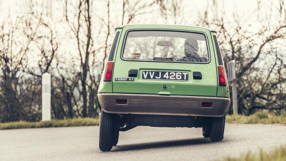 Originele Renault 5 rijder achter bocht