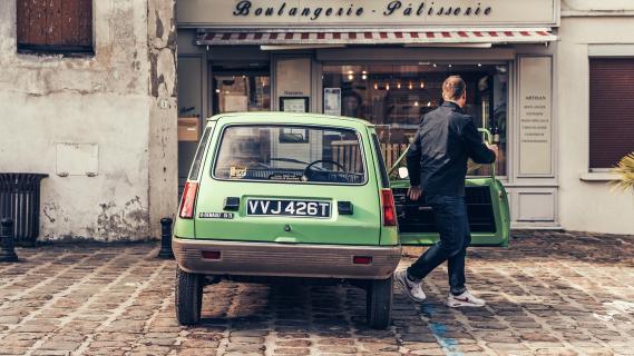 Originele Renault 5 achter bij bakker