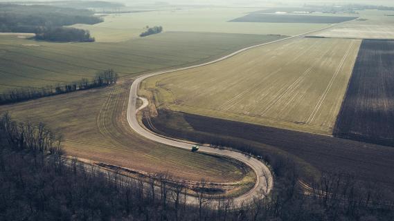 Originele Renault 5 rijdend boven landschap ver weg