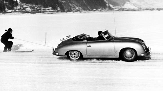 Porsche F.A.T. Ice Race oude beelden rijdend zijkant met skiër erachter