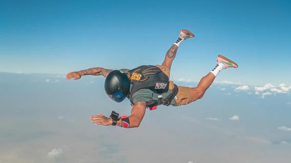 Parachutespringen met Lewis Hamilton Hamilton in de lucht kijkt op drukmeter