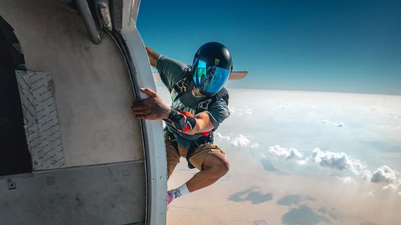 Parachutespringen met Lewis Hamilton Hamilton hangend uit vliegtuig