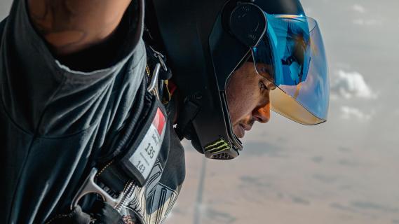 Parachutespringen met Lewis Hamilton Hamilton kijkt uit vliegtuig