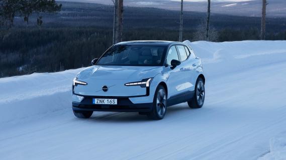 Volvo EX30 rijdend schuin voor in de sneeuw