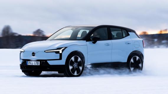 Volvo EX30 rijdend schuin voor in diepe sneeuw