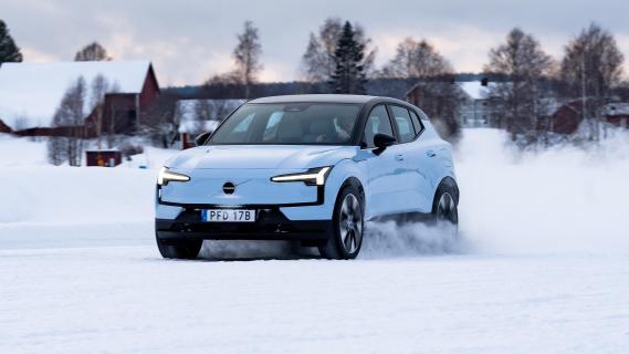 Volvo EX30 Twin Motor Performance 2024 rijdend schuin voor in sneeuw