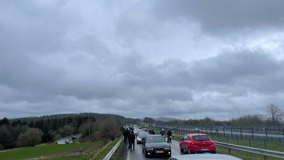 File naast circuit Nürburgring