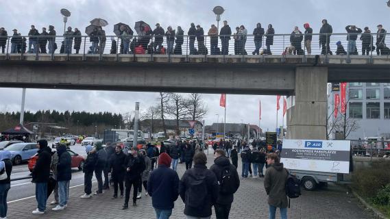 Mensen drukte Nürburgring op brug