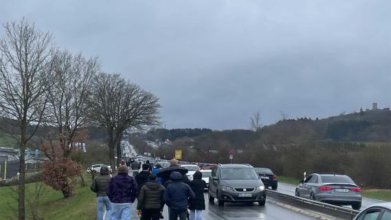 Mensen lopen langs file Nürburgring