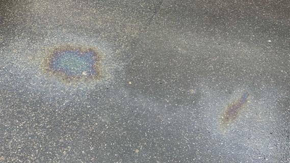 Olievlek op asfalt