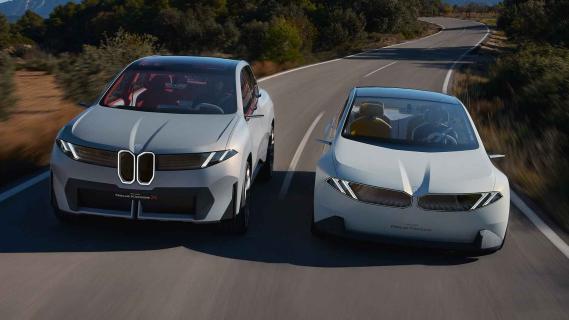 BMW Neue Klasse Vision X en VIsion sedan rijdend voorkant