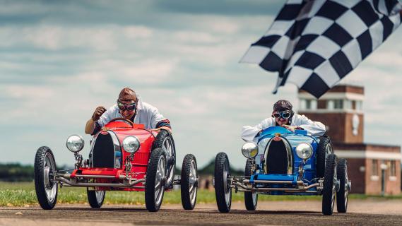 Bugatti Baby II race rijdend voorkant finish