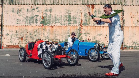 Bugatti Baby II race schuin voor champagne