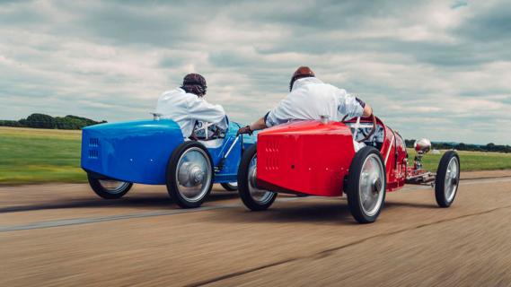 Bugatti Baby II race rijdend schuin achter handrem