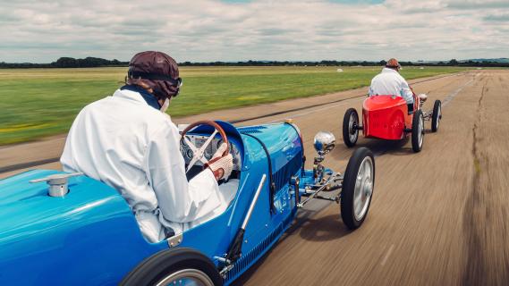 Bugatti Baby II race schuin achter rijdend