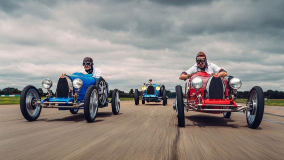 Bugatti Baby II race rijdend voorkant met echte Bugatti