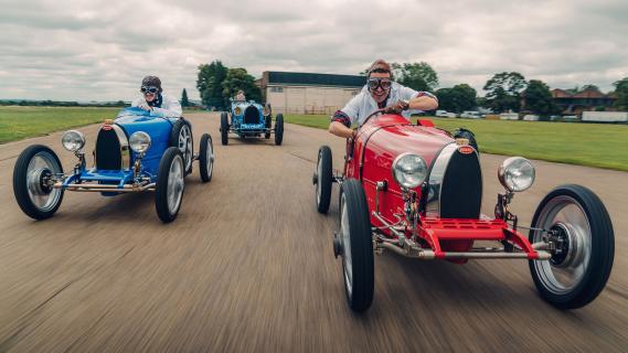 Bugatti Baby II race rijdend voorkant