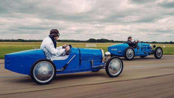Bugatti Baby II race zijkant rijdend