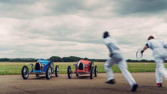 Bugatti Baby II race Le Mans-start naar auto's rennen