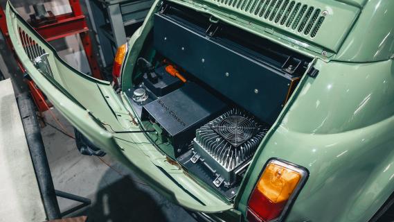 Fiat 500 restomod Silent Classics motor in kofferbak