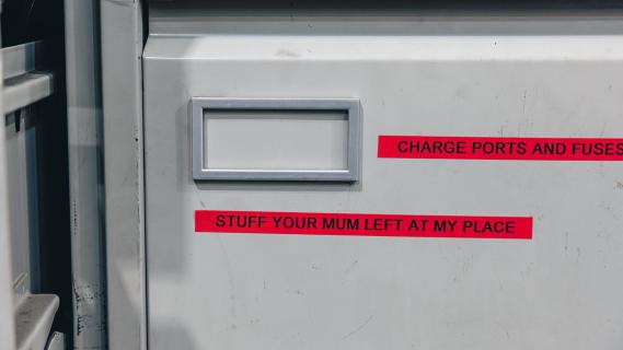 Elektrische Datsun 240Z Silent Classics opberglade 'Stuff your mum left at my place'