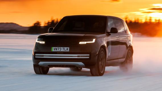 Elektrische Range Rover eerste beelden (2024) rijdend schuin voor ijsmeer