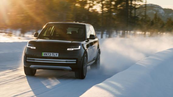 Elektrische Range Rover eerste beelden (2024) rijdend voor ijsmeer