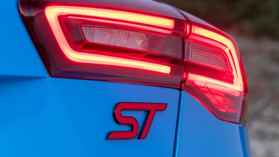 Ford Focus ST Edition (2024) achterlicht en ST-badge