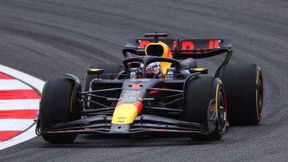 GP van China 2024 Verstappen rijdend schuin voor