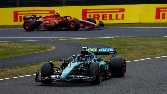 GP van Japan 2024 Alonso rijdend schuin voor in laatste chicane Casio chicane met Sainz in de achtergrond