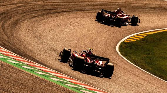GP van Japan 2024 Ferrari's rijdend achterkant zonsondergang