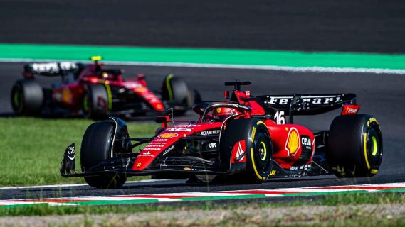 GP van Japan 2024 Leclerc rijdend schuin voor Sainz
