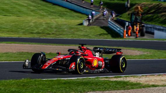 GP van Japan 2024 Leclerc rijdend schuin voor