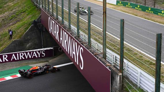 GP van Japan 2024 Hamilton rijdend schuin voor Verstappen rijdend schuin achter op snijpunt van de baan