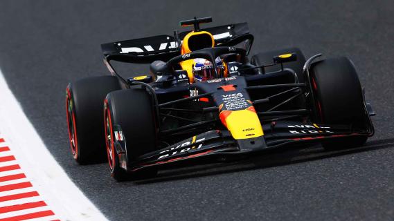 GP van Japan 2024 Verstappen rijdend schuin voor
