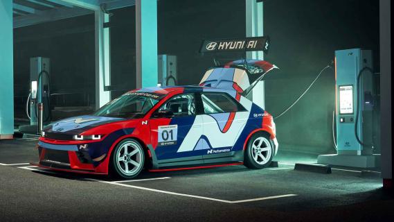Hyundai Ioniq 5 N eN1 Cup raceklasse schuin voor opladen